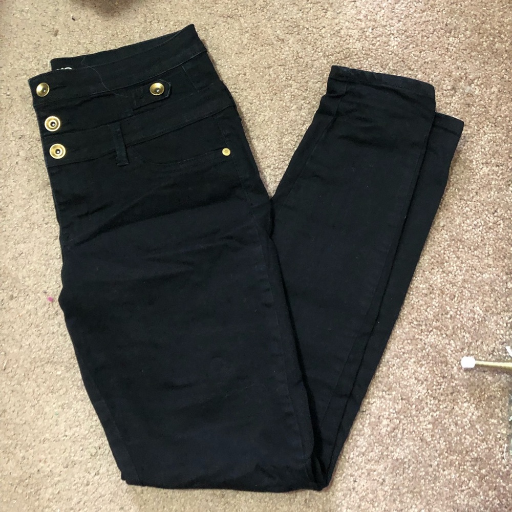 Black jegging, cute triple button detail